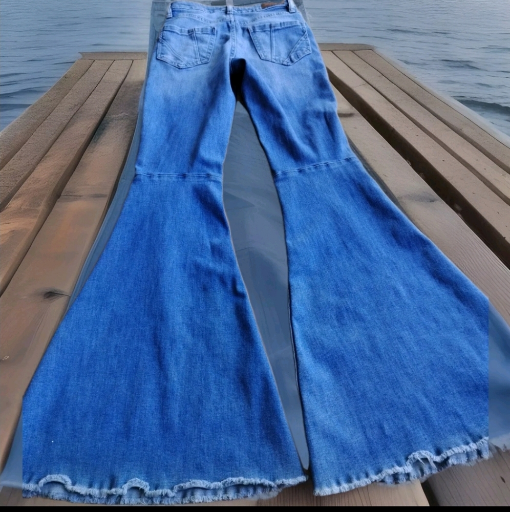 Shyanne Super Flare Women's Jeans feature a distressed knee design - Picture 2 of 12